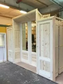 Den-Haag-Timmerwerken-houten-kamer-en-suite-met-schuifdeuren-op-maat-gemaakt-in-werkplaats-voor-waldeck-pyrmontkade-project