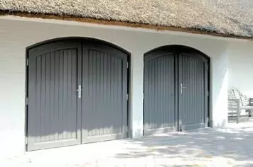  Den-Haag-Timmerwerken-houten-garagedeuren-met-kozijnen-op-maat-met-getoogd-kozijn-en-deur